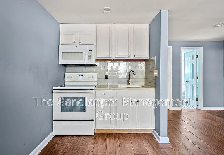 2169 Eleanor Dr #B — Photo 2