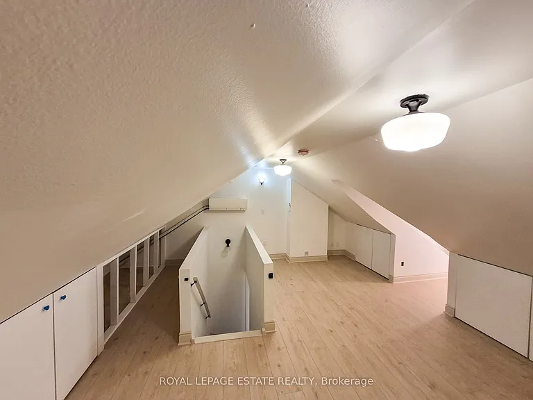 561 Parliament St — Photo 8