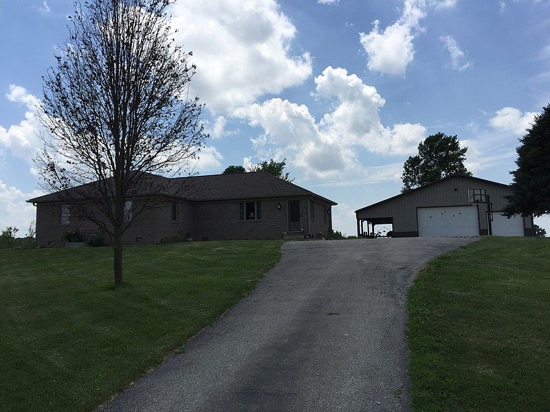 Home and Garage : blacktop was just sealed and is ready for the next couple years