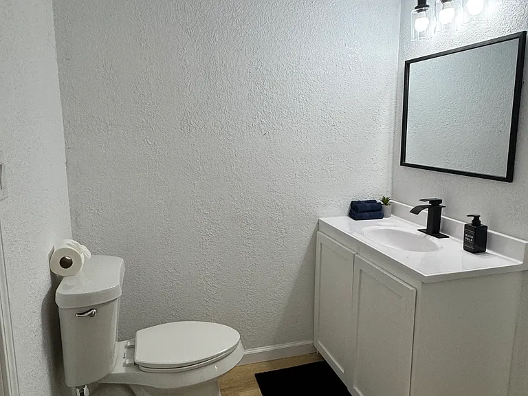 105 E 11th St #3 — Photo 18