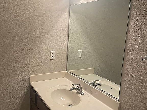 4th image of 261 Larimar Ave
