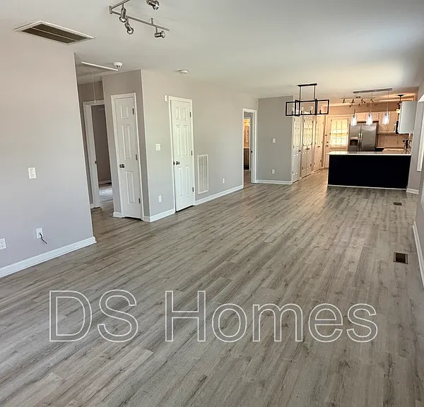 1028 Kent St — Photo 7