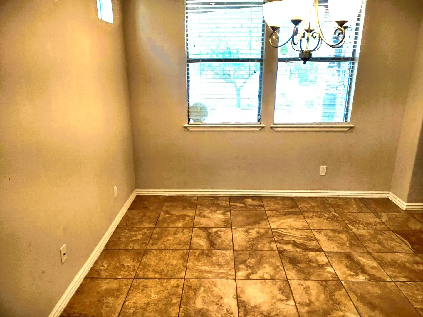 Dazzling Two Story Westside Home With Refrigerated Air Located In Quiet Neighborhood — Photo 4
