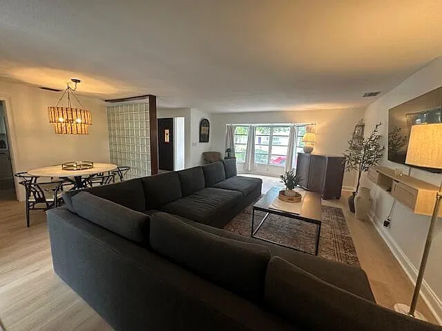3 bed, 2.0 bath, 1566 sqft, $8,000 — Photo 2
