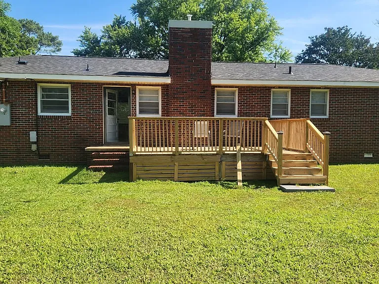 1102 Winston Dr — Photo 2