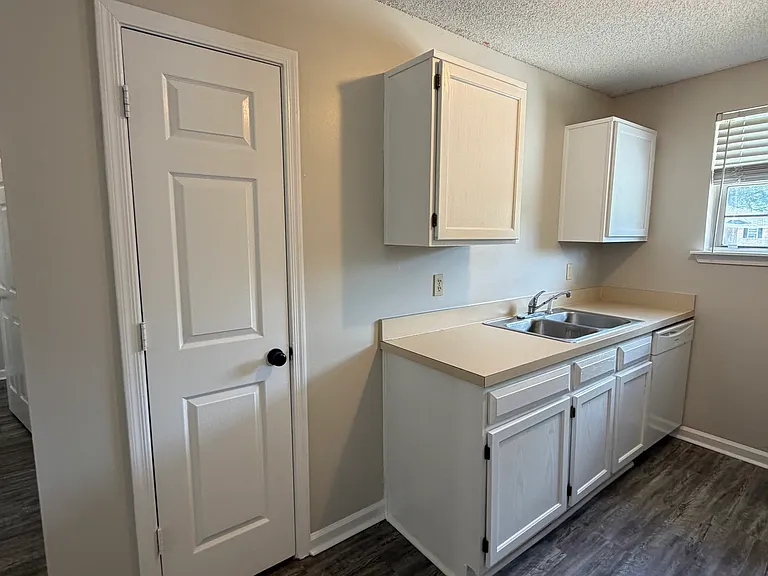 411 Baltic Ct — Photo 9
