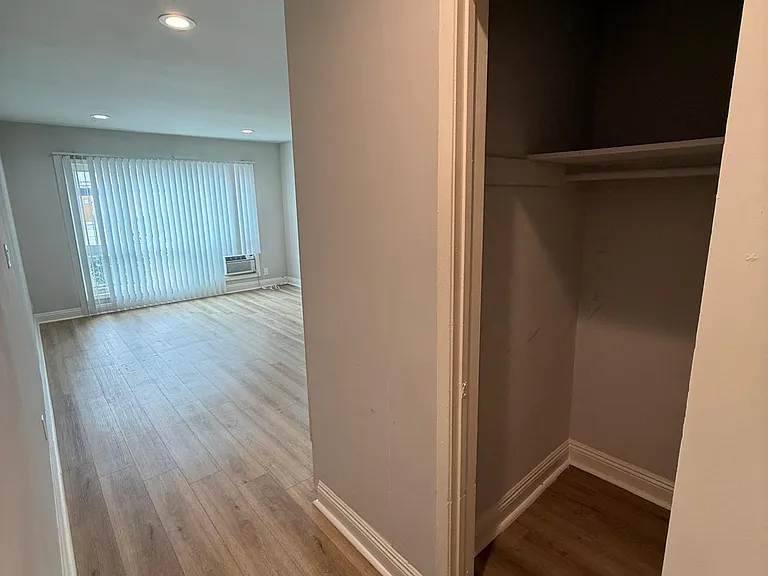 Encino Royal — Photo 16