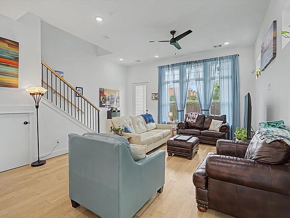 3rd image of 2511 Stuart St