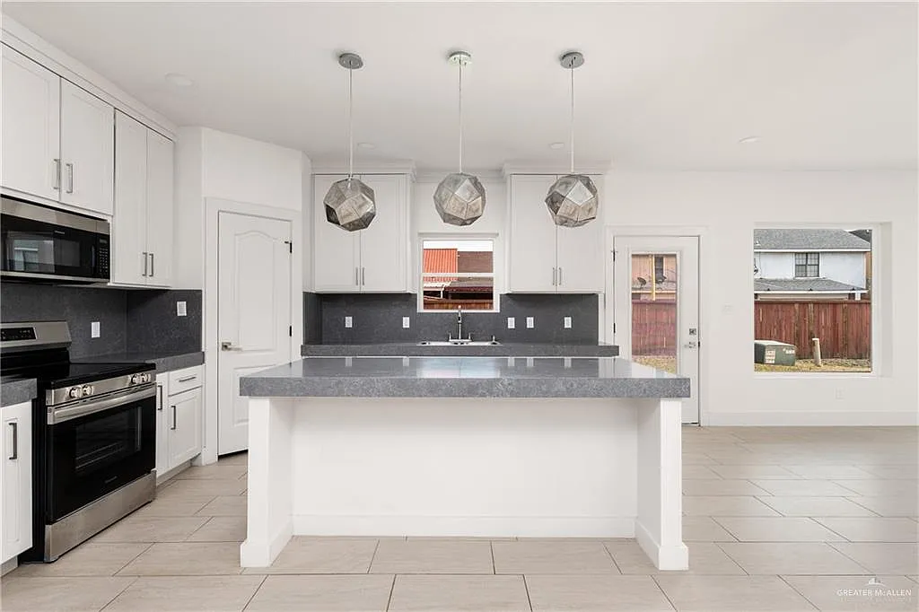 3 bed, 2.5 bath, 2092 sqft, $2,600 — Photo 4