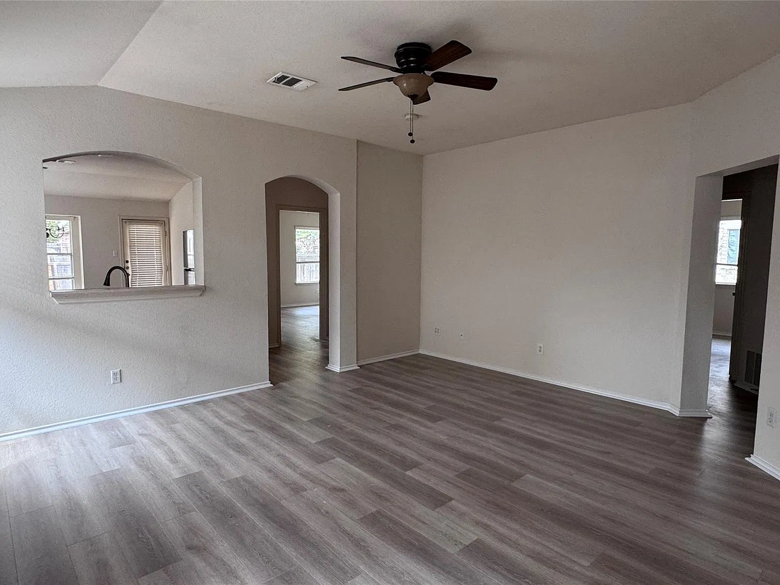3 bed, 2.0 bath, 1355 sqft, $1,800 — Photo 2