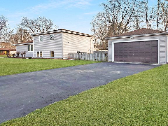 3rd image of 5S480 Campbell Dr