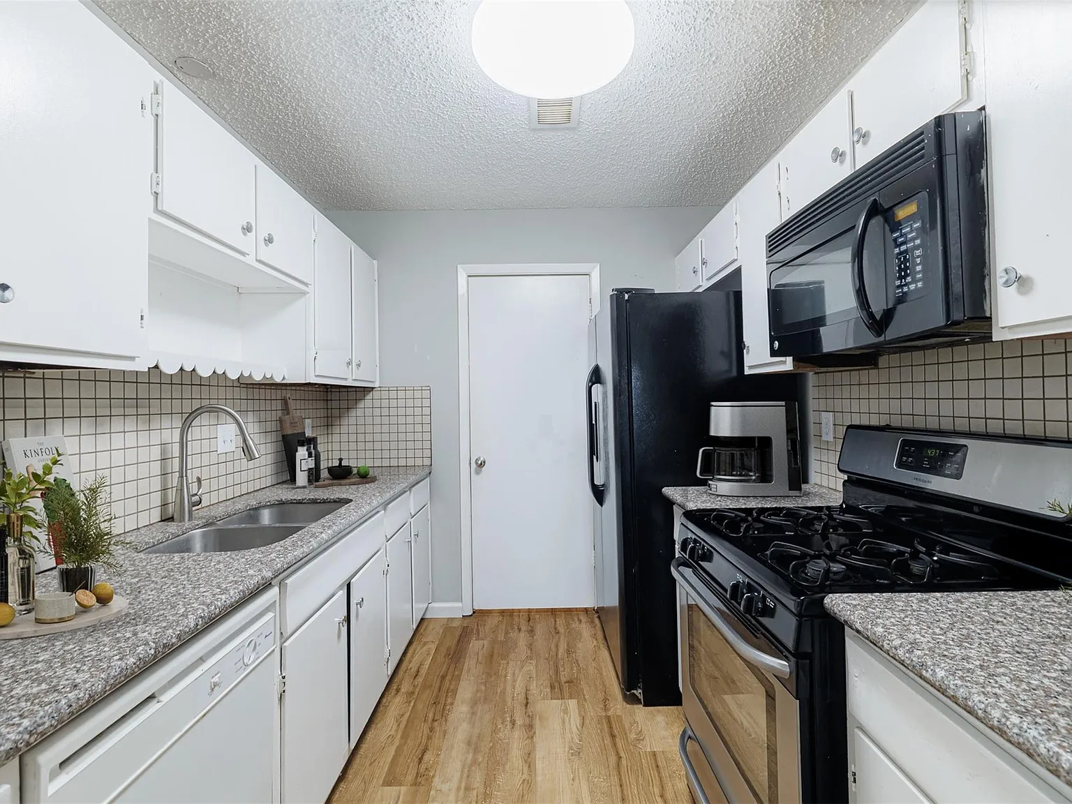 3 bed, 2.0 bath, 1342 sqft, $1,800 — Photo 4