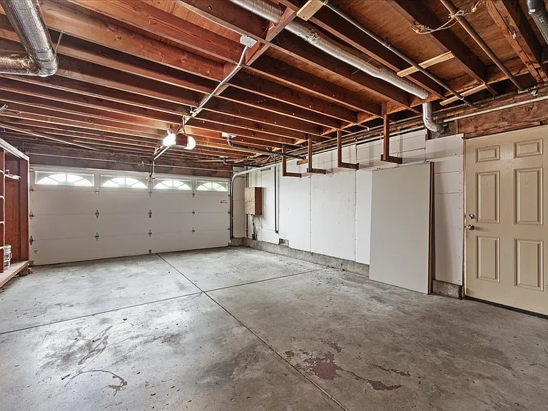 2740 Saint James Rd — Photo 45