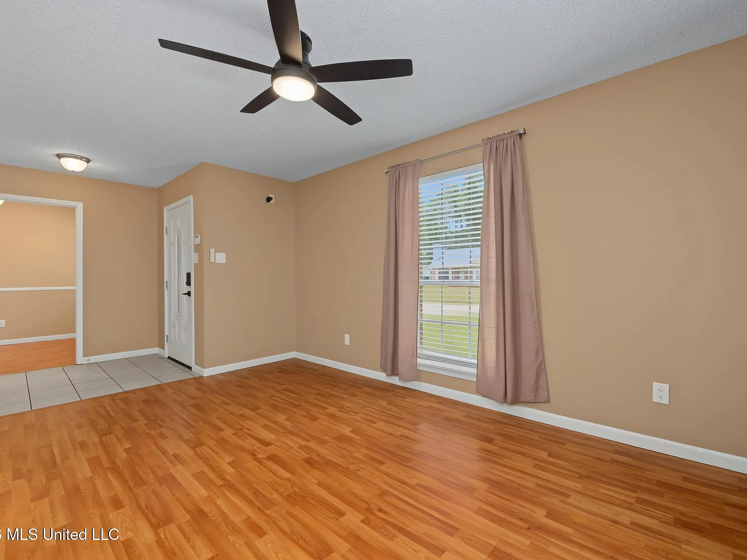 3 bed, 2.0 bath, 1366 sqft, $1,900 — Photo 3
