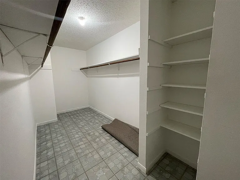 3909 Tanglewilde St #3909 — Photo 19