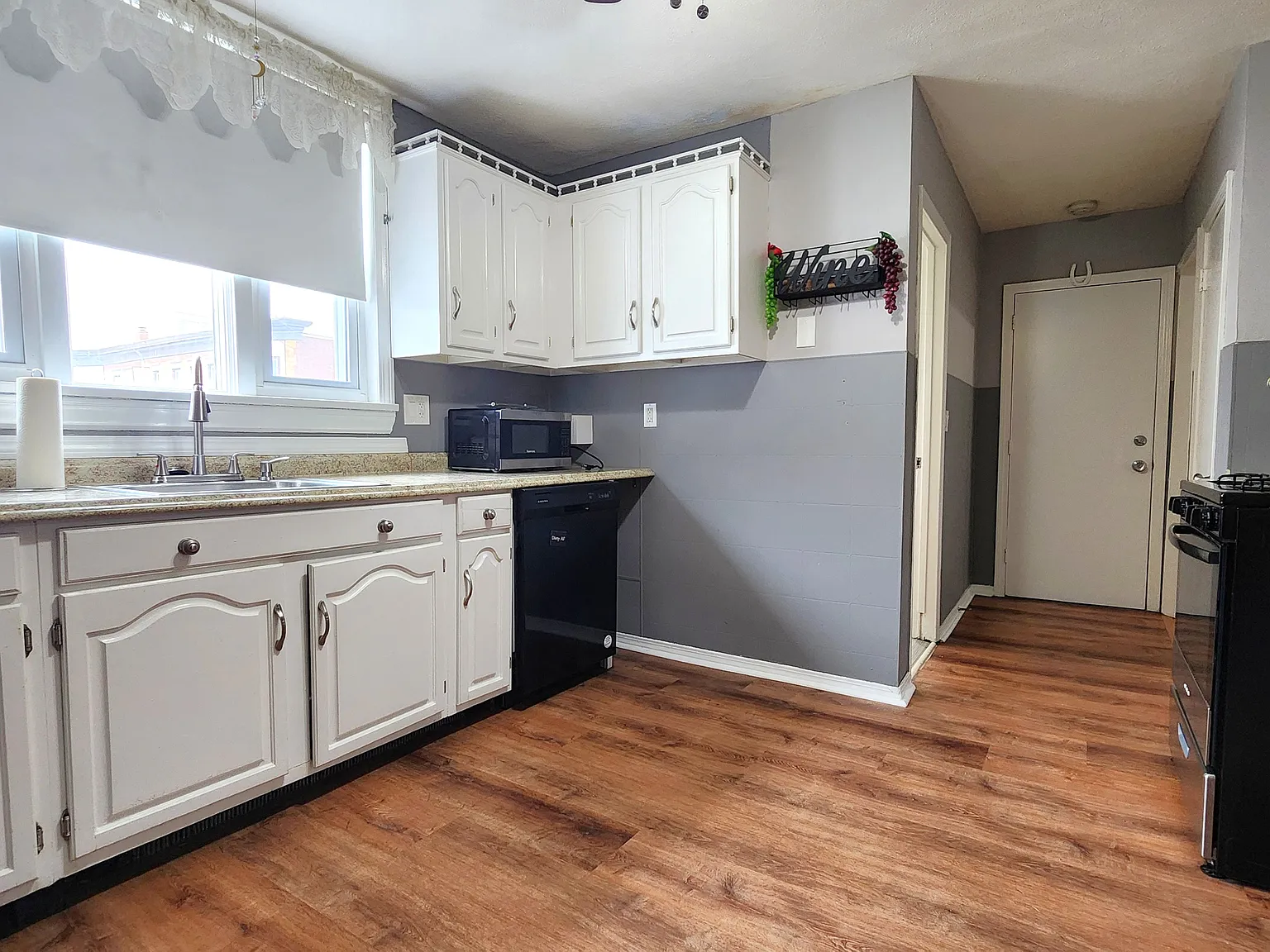 2 bed, 900 sqft, $2,300 — Photo 2