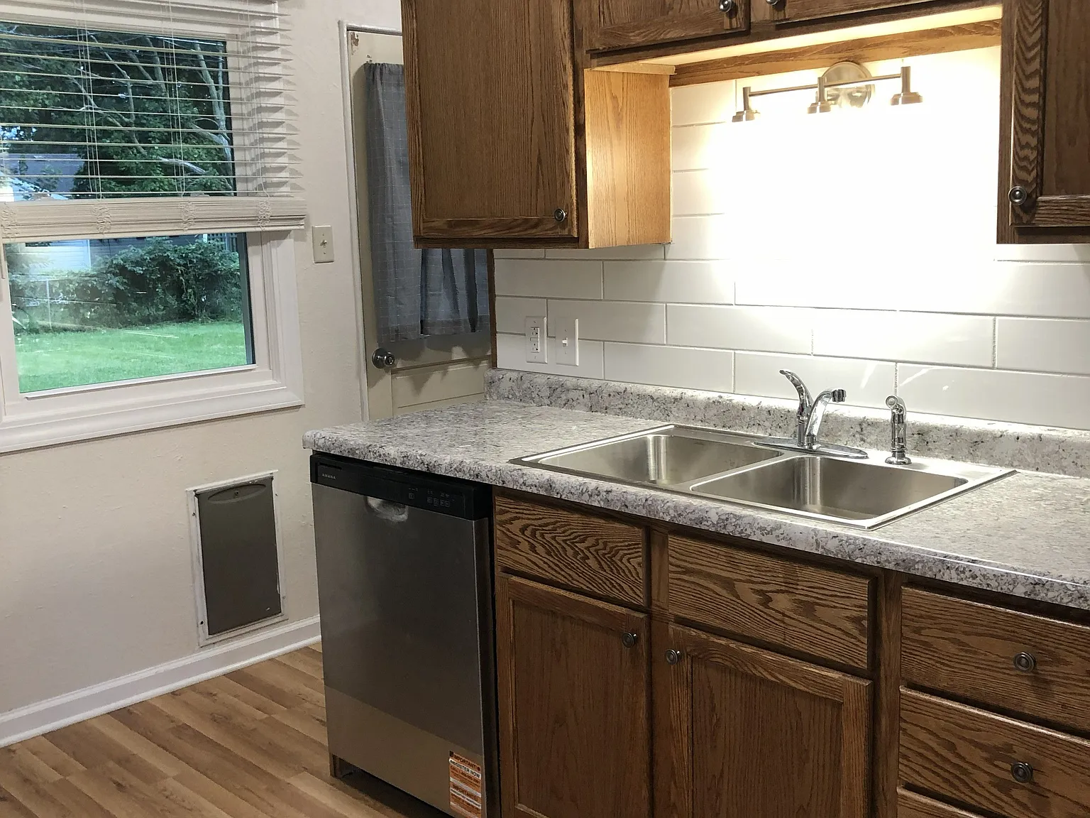 3 bed, 1.5 bath, 864 sqft, $1,130 — Photo 3