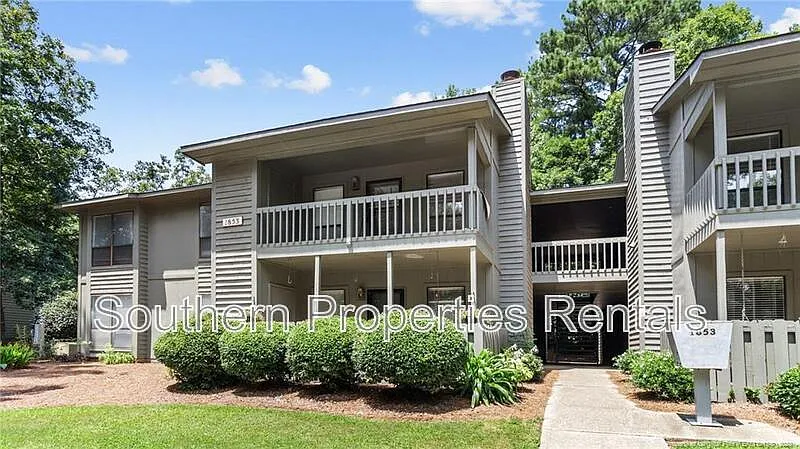 2 bed, 2.0 bath, 999 sqft, $1,225 — Photo 2