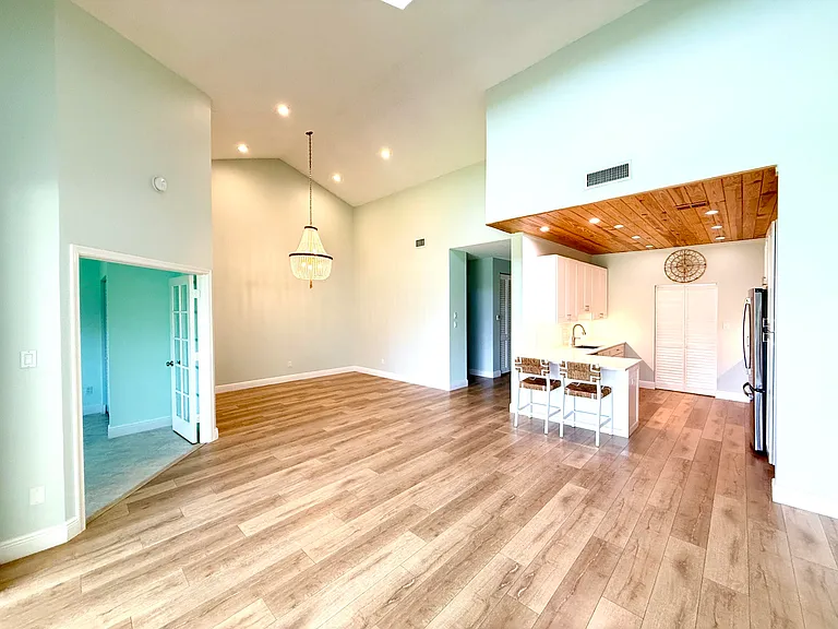 225 N Lakeshore Dr — Photo 16