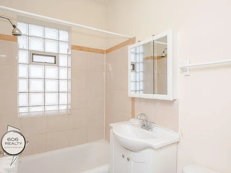 Berwyn Apartments — Photo 7