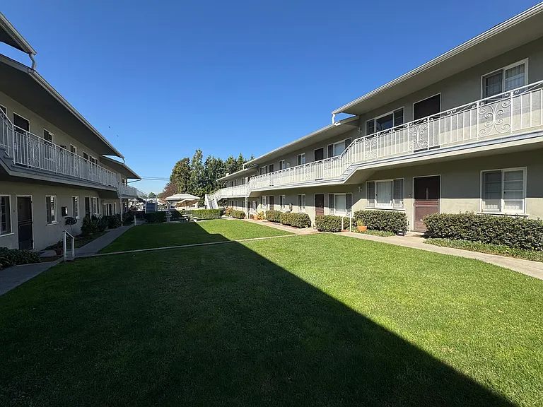 The Town House of Whittier — Photo 14