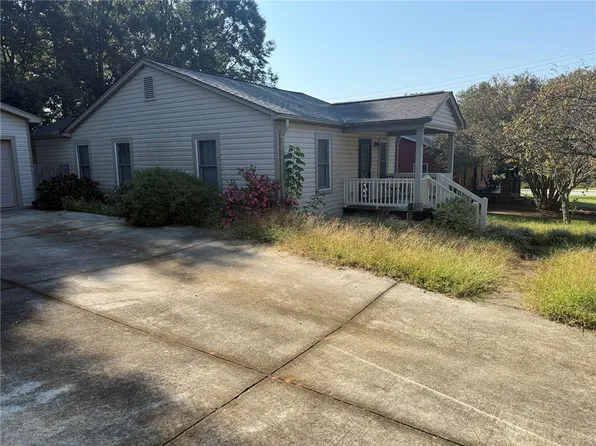 107 S Laurel St, Walhalla, SC 29691