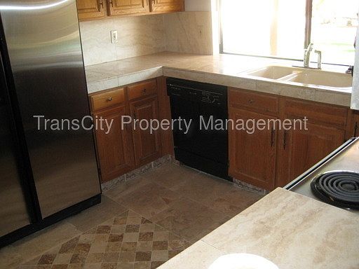 4th image of 5661 E Grandview St