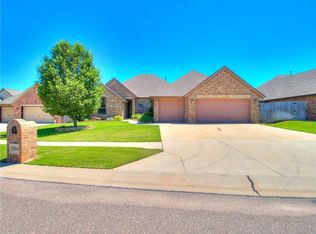 2924 SE 27th St, Moore, OK 73160