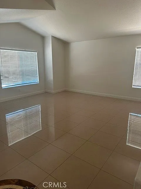 5 bed, 2.5 bath, 2326 sqft, $3,000 — Photo 2