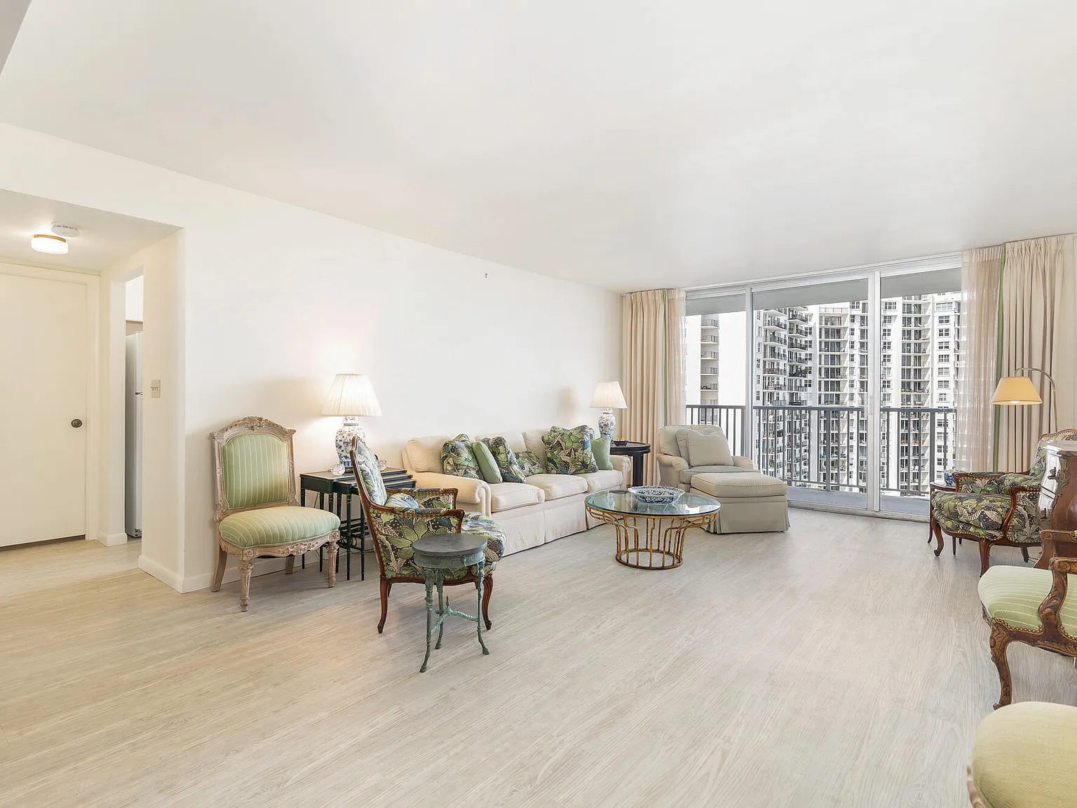 2 bed, 2.0 bath, 1348 sqft, $7,000 — Photo 2
