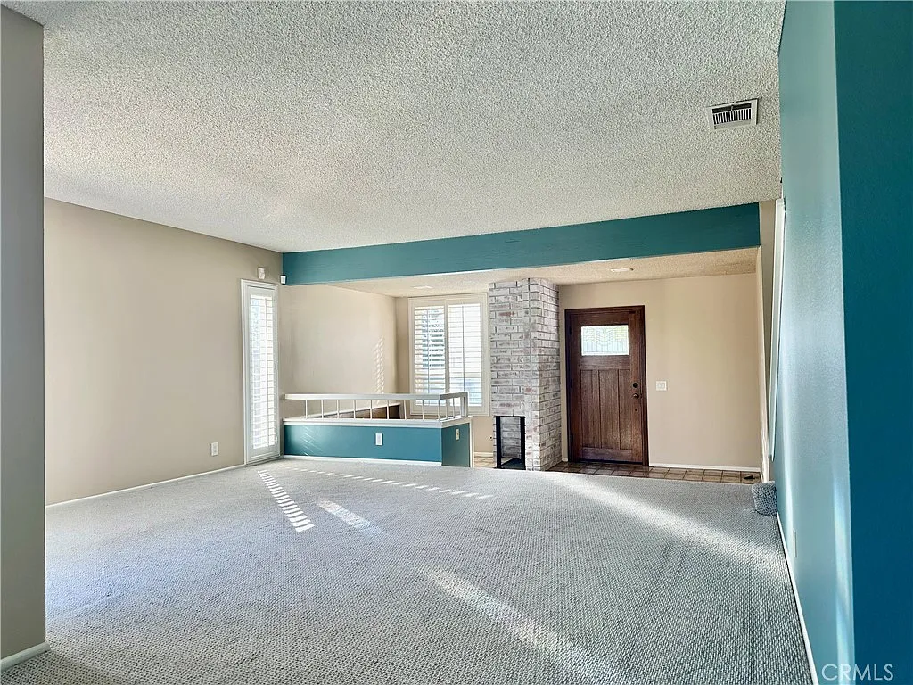 4 bed, 2389 sqft, $4,300 — Photo 2