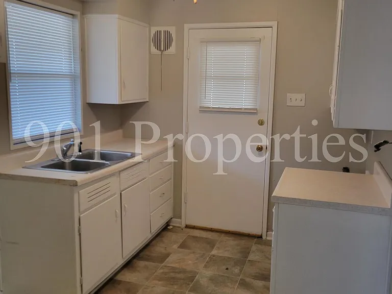 1730 Capri Rd — Photo 2