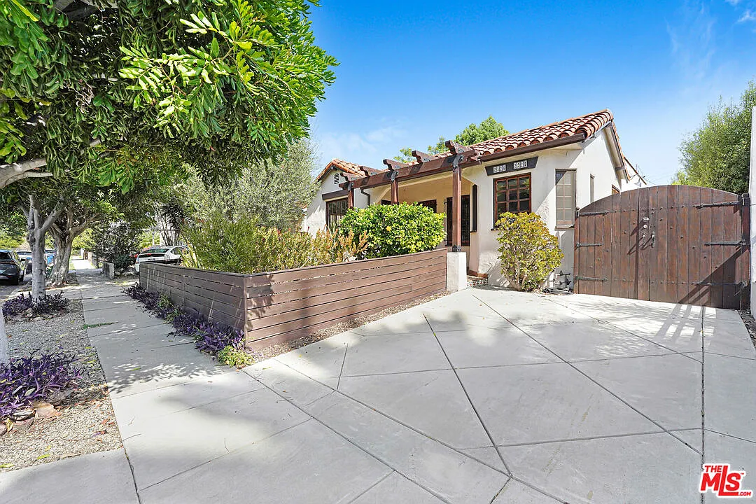 3 bed, 2.0 bath, 1638 sqft, $5,100 — Photo 1