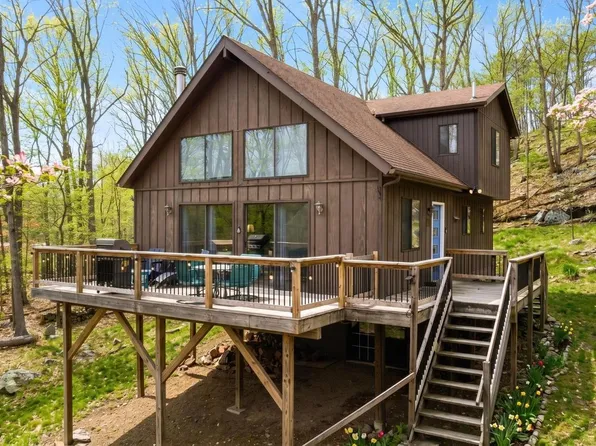 220 Leisure Ln, Berkeley Springs, WV 25411