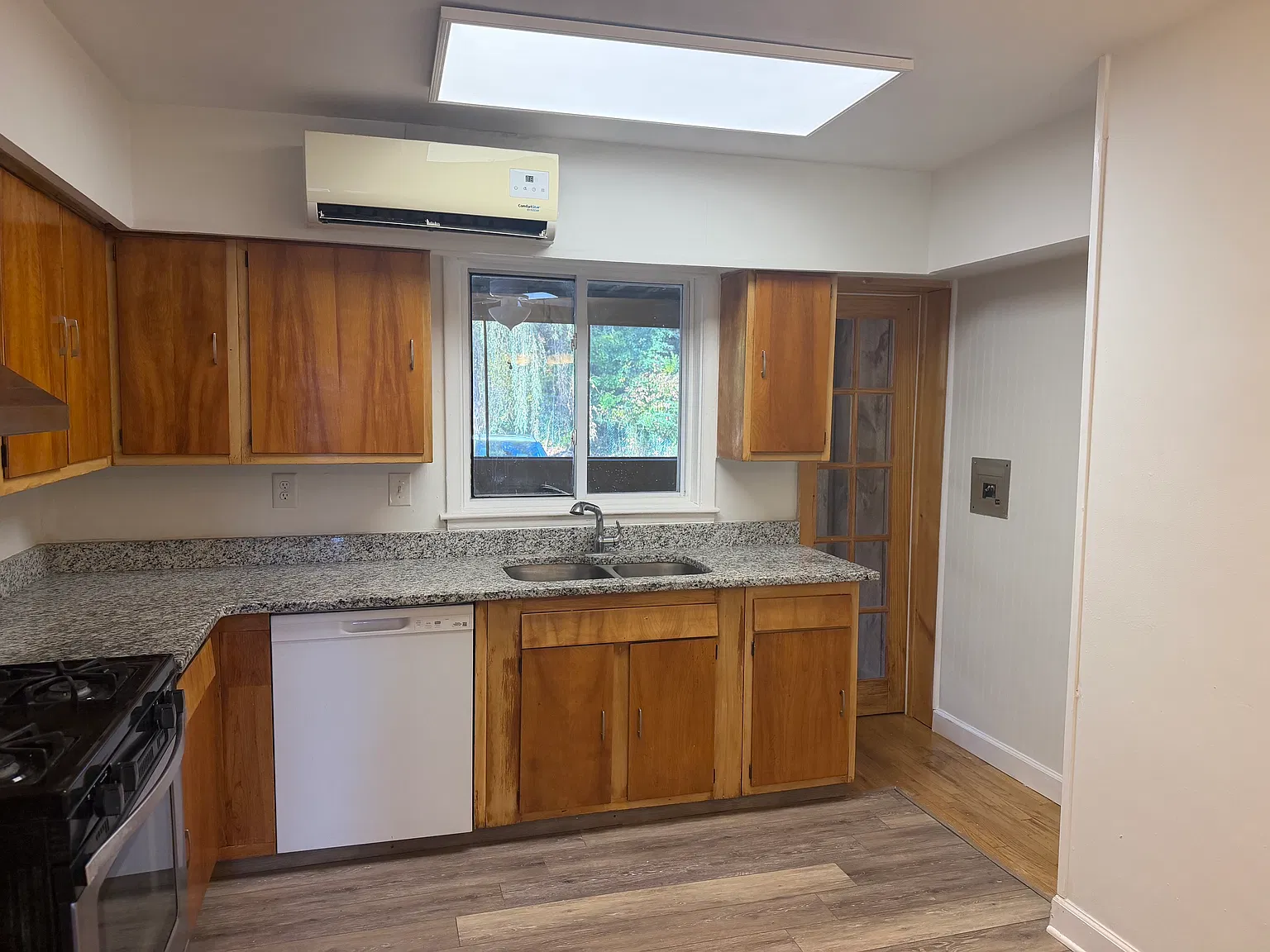 2 bed, 900 sqft, $1,350 — Photo 1