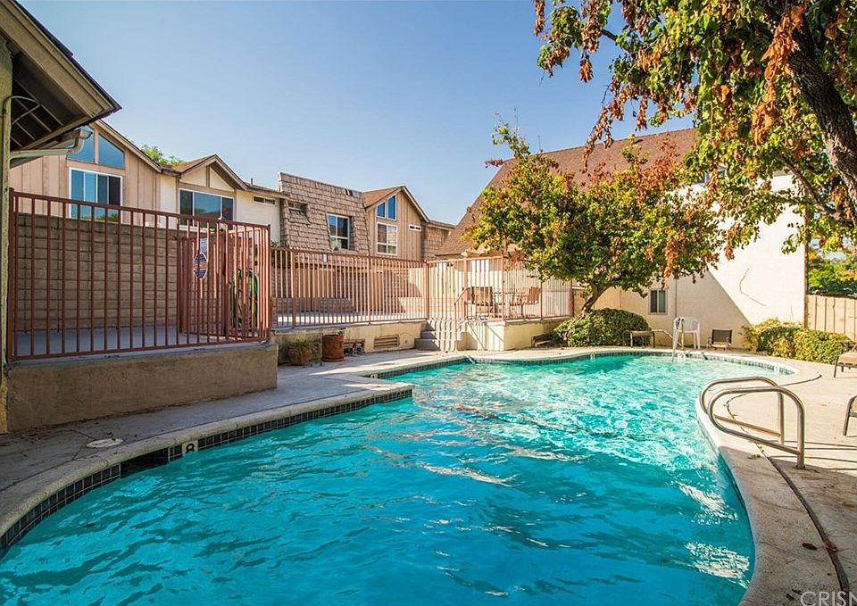 1st image of 18631 Collins St APT 11