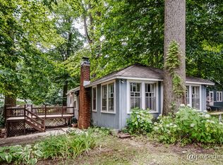 15882 Lakeview Dr, Buchanan, MI 49107