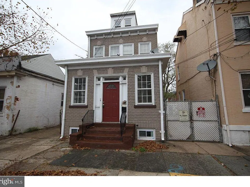 18 Hewitt St #1