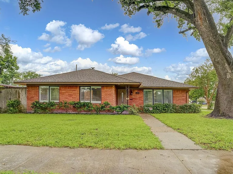 2123 Ridgecrest Dr — Photo 1
