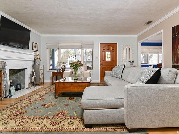 2nd image of 190 Tivoli Way