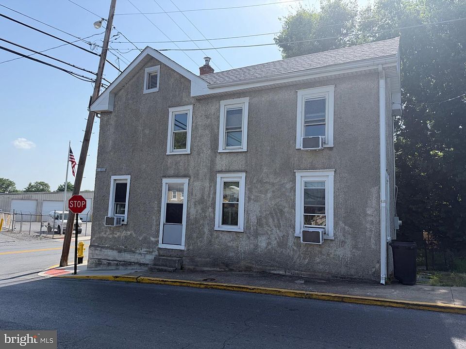 1st image of 529 W Race St