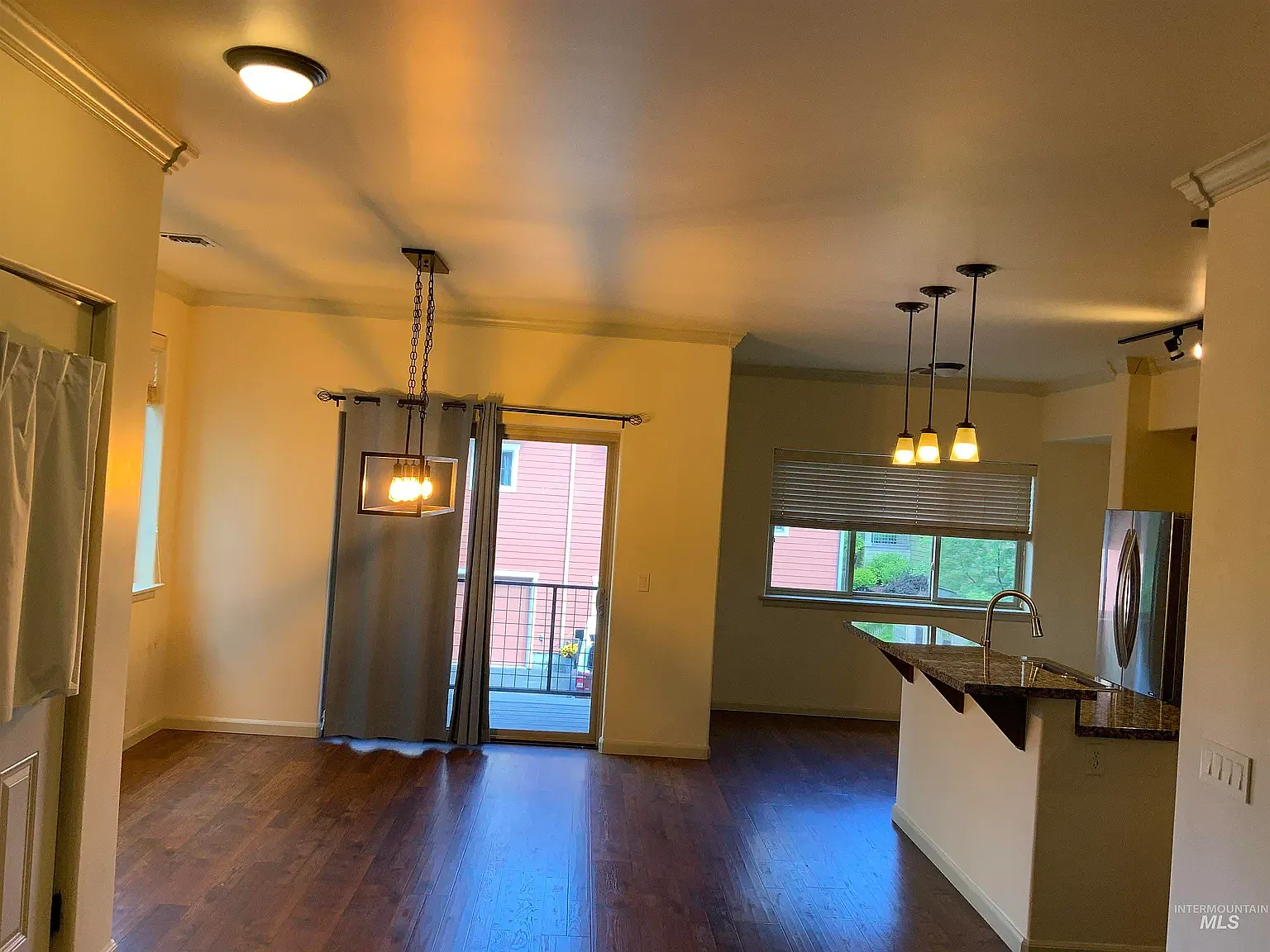 3 bed, 2.5 bath, 1568 sqft, $3,350 — Photo 3