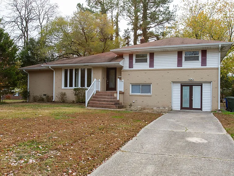 10 Warren Dr — Photo 1