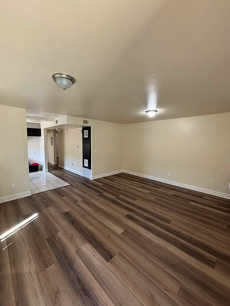 3 bed, 1000 sqft, $3,350 — Photo 3