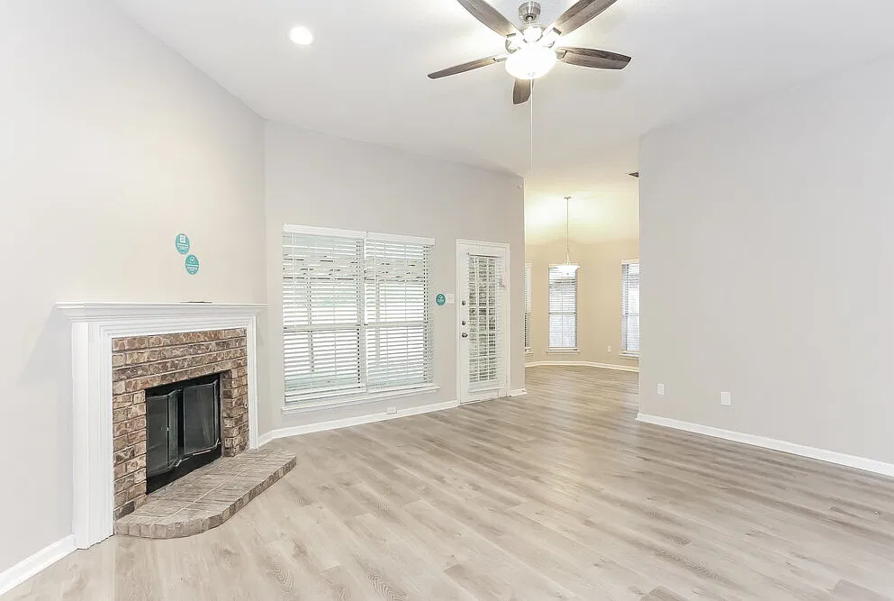 3 bed, 2.0 bath, 1919 sqft, $2,435 — Photo 4