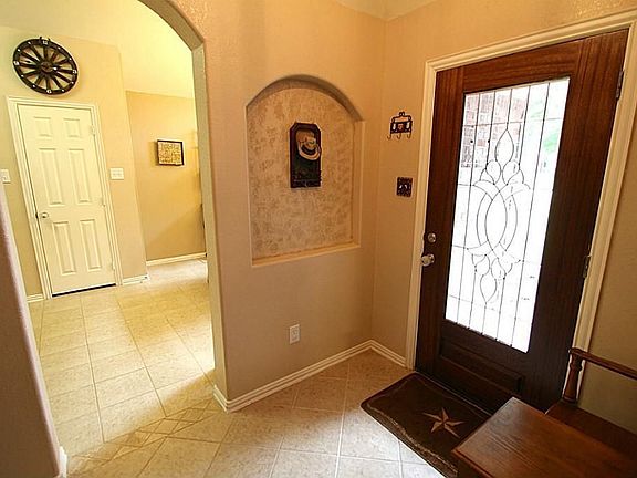 ENTRYWAY W BEAUTIFUL FRONTDOOR