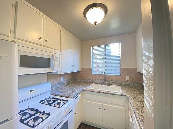 Kitchen w/Appliances