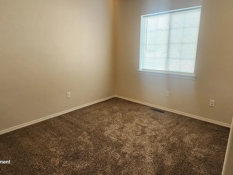32 W Evergreen Dr — Photo 19