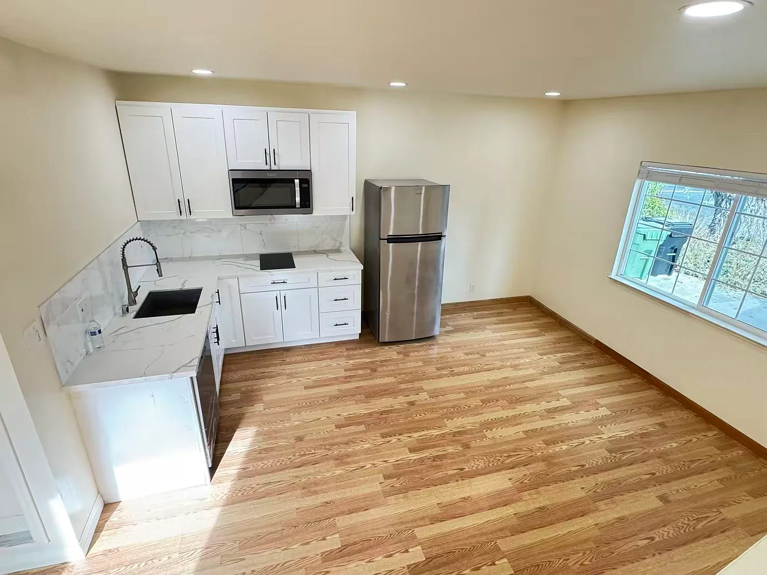 3461 Flora Vista Ave — Photo 3