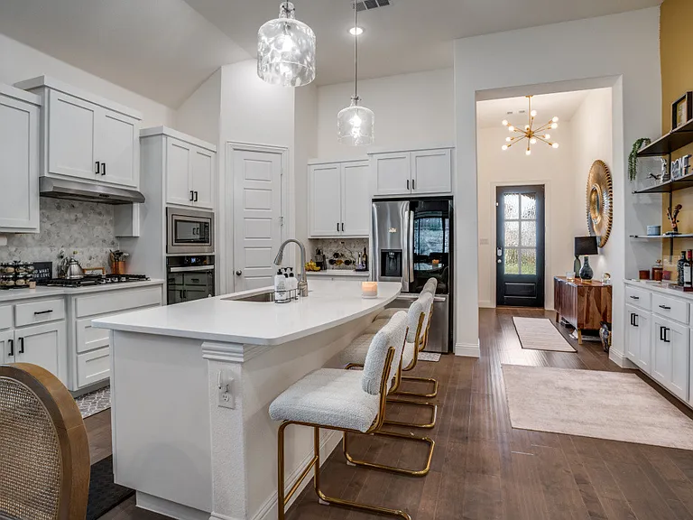 8205 Legacy Trl — Photo 2